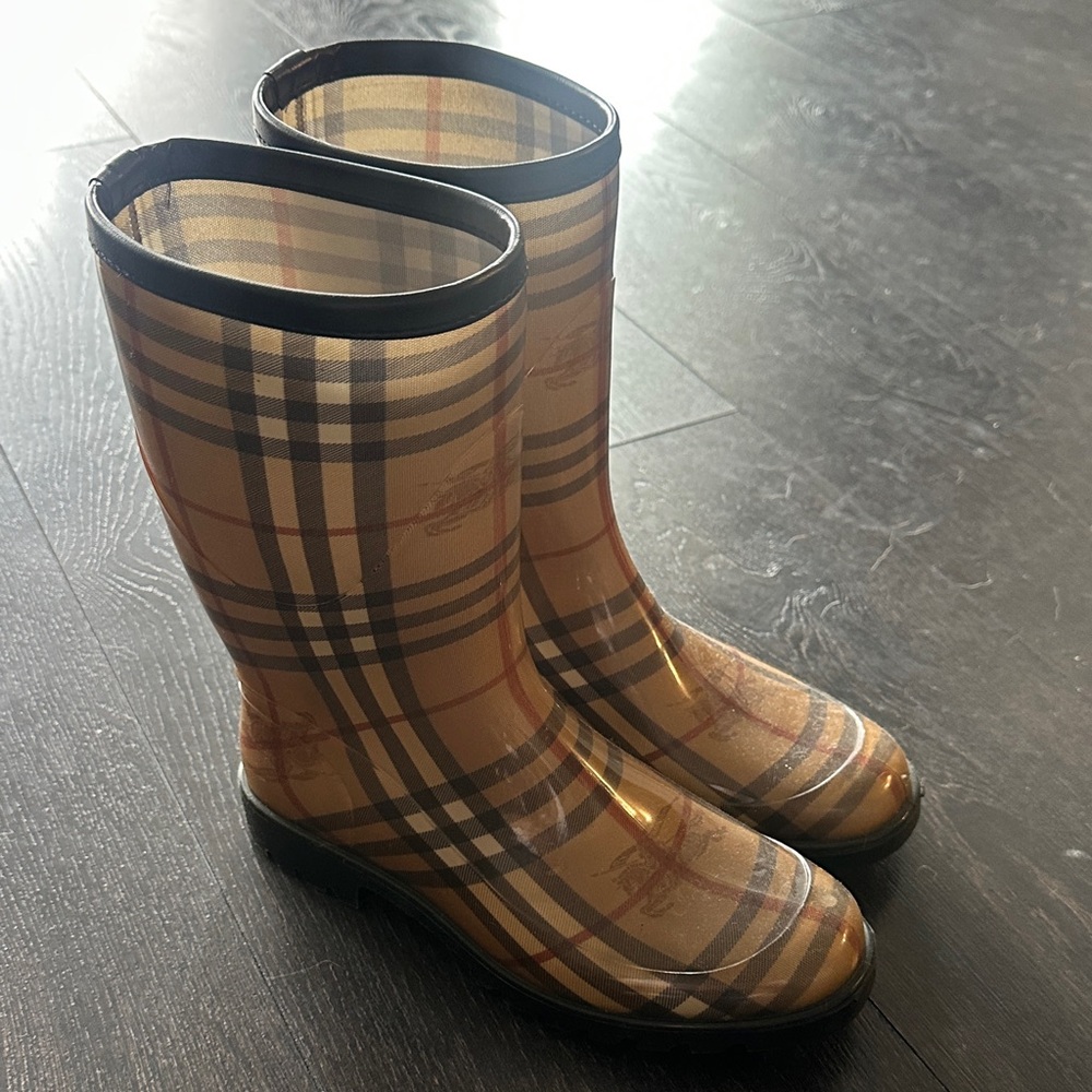 Burberry Rain Boots with Equestrian Motif - Tan/Black